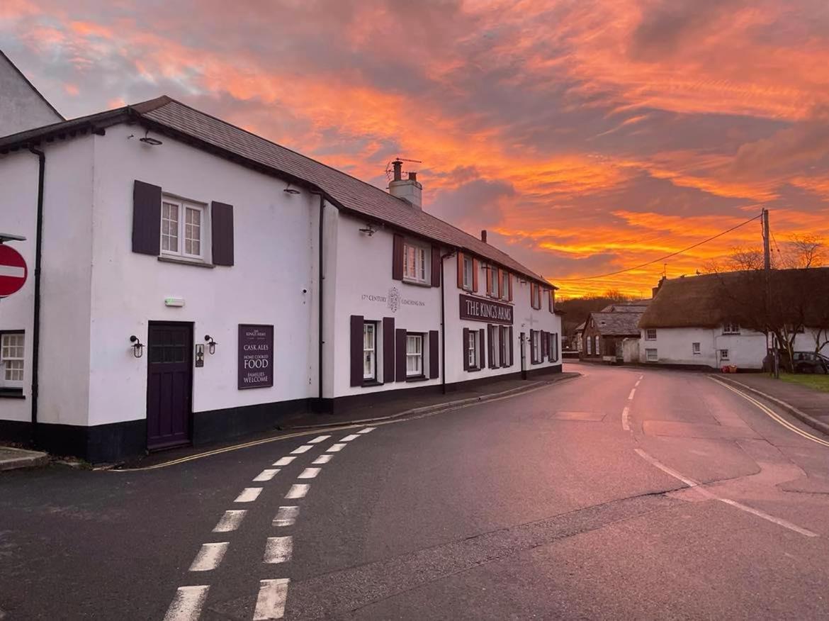 The Kings Arms Inn Stratton  Dış mekan fotoğraf